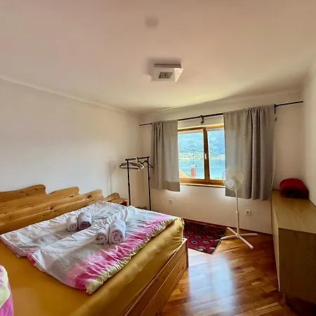 Holiday home House With Lakeview Next To The Woods